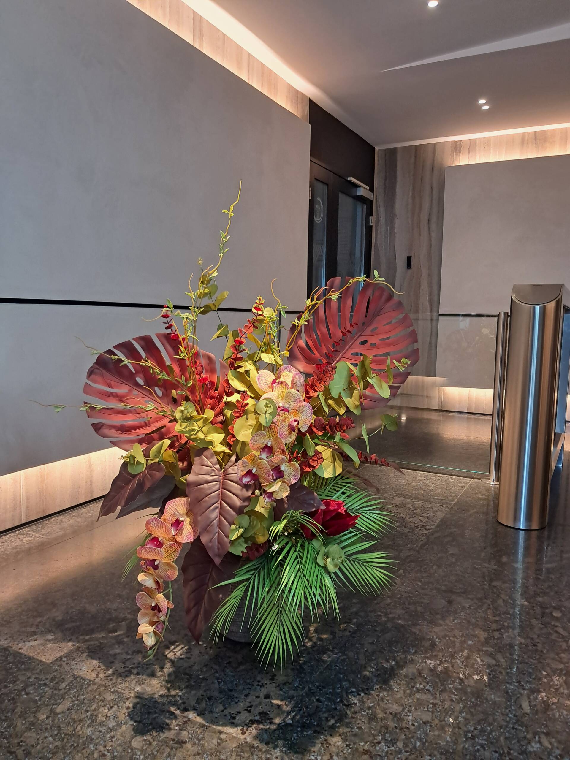 Aranjament floral model monstera imagine 3