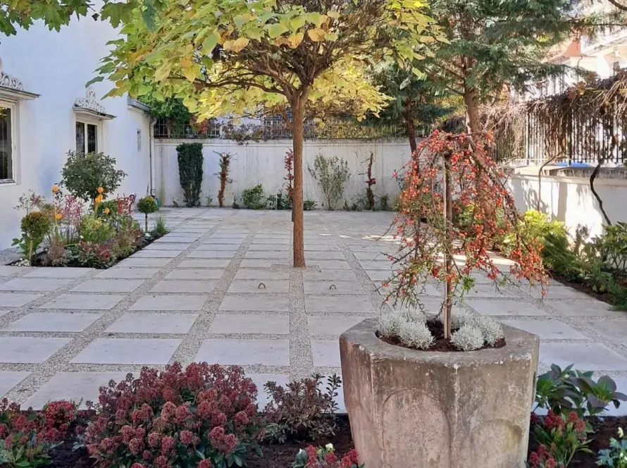 Amenajare si intretinere gradina exterioara - hortensie, azalee, ienupar