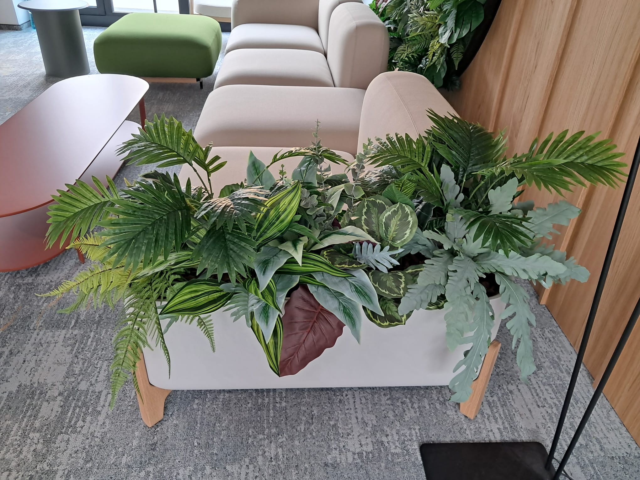 Jardiniere cu plante artificiale premium în spațiu corporate