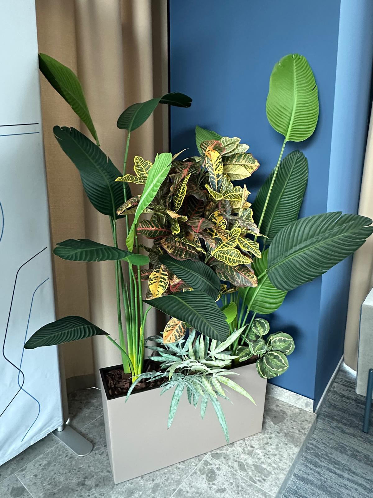 Amenajare cu plante artificiale premium în zona de relaxare