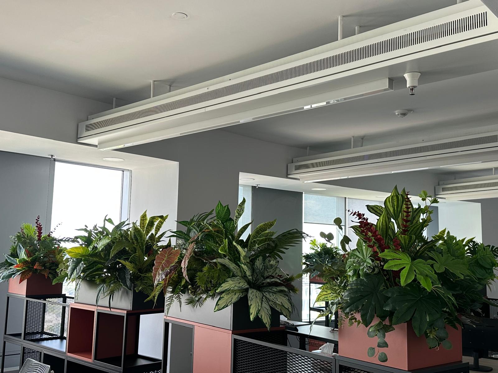 Amenajare modernă cu plante artificiale premium