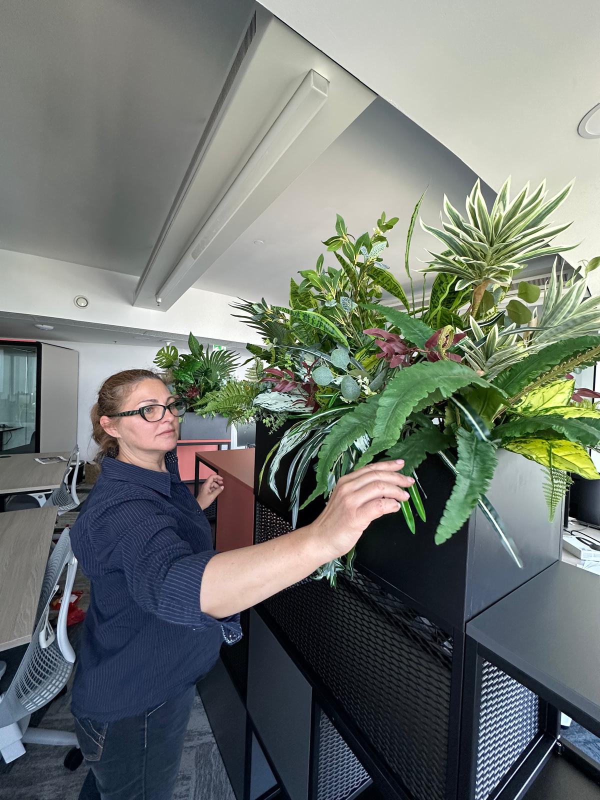 Amenajare business cu plante artificiale premium personalizate