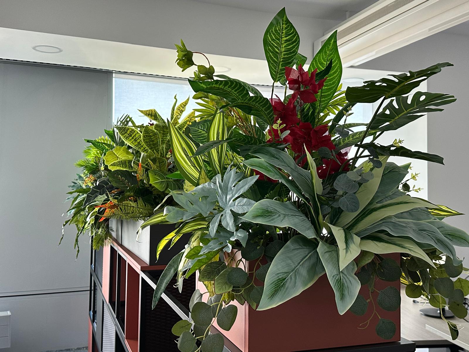 Compoziții decorative cu plante artificiale premium