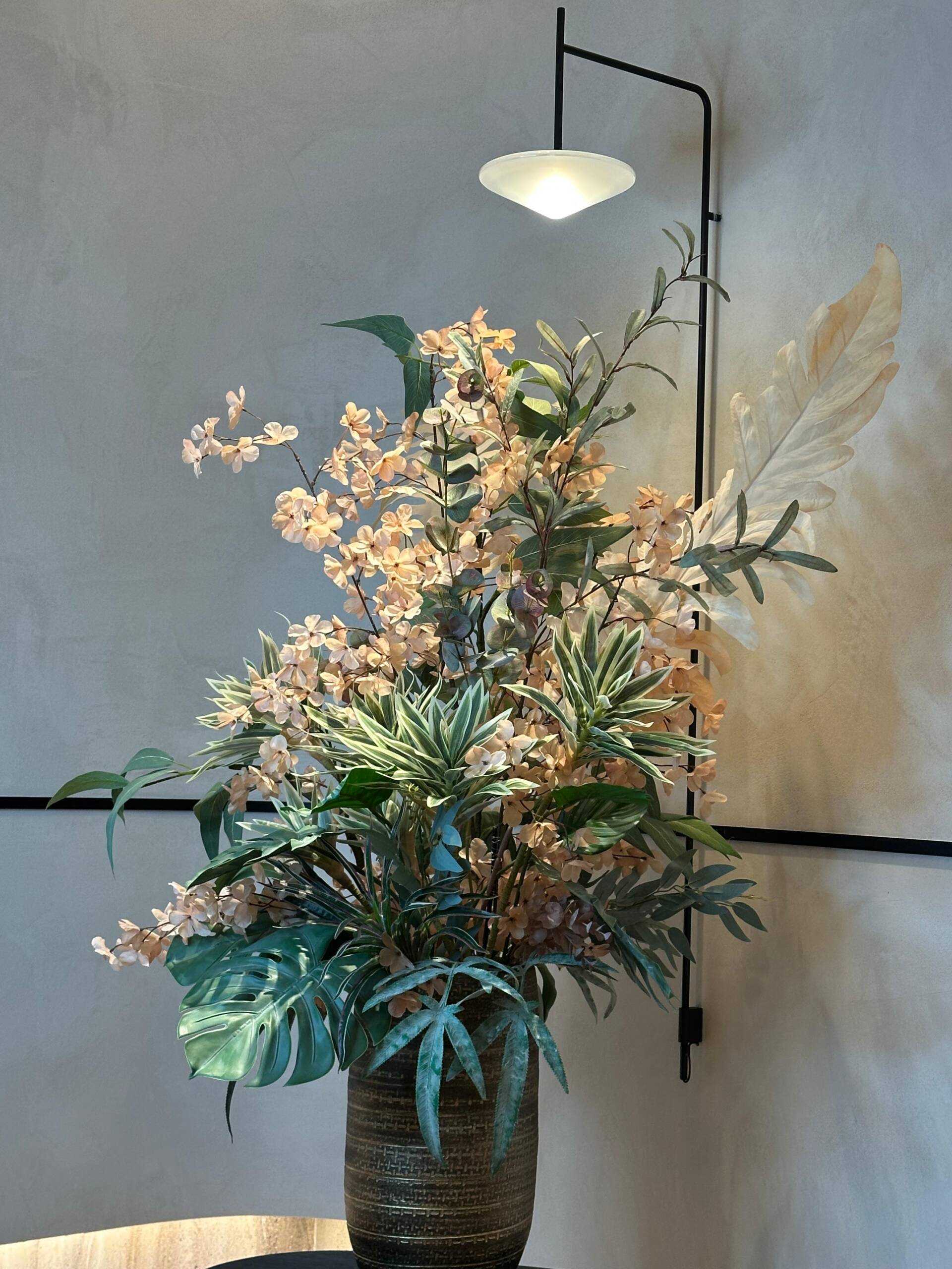 Plante artificiale premium pentru spații fără lumină naturală