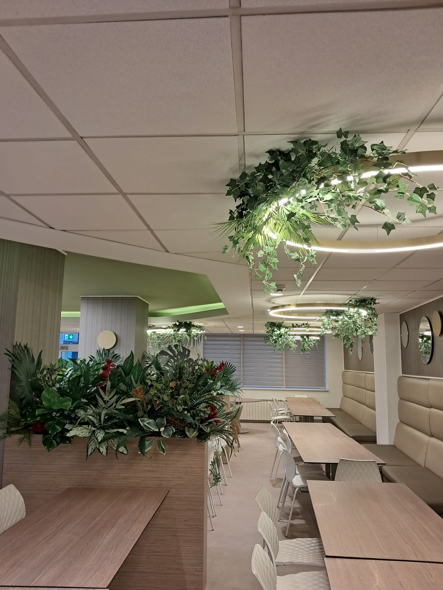 Grădini suspendate decorative cu plante artificiale premium