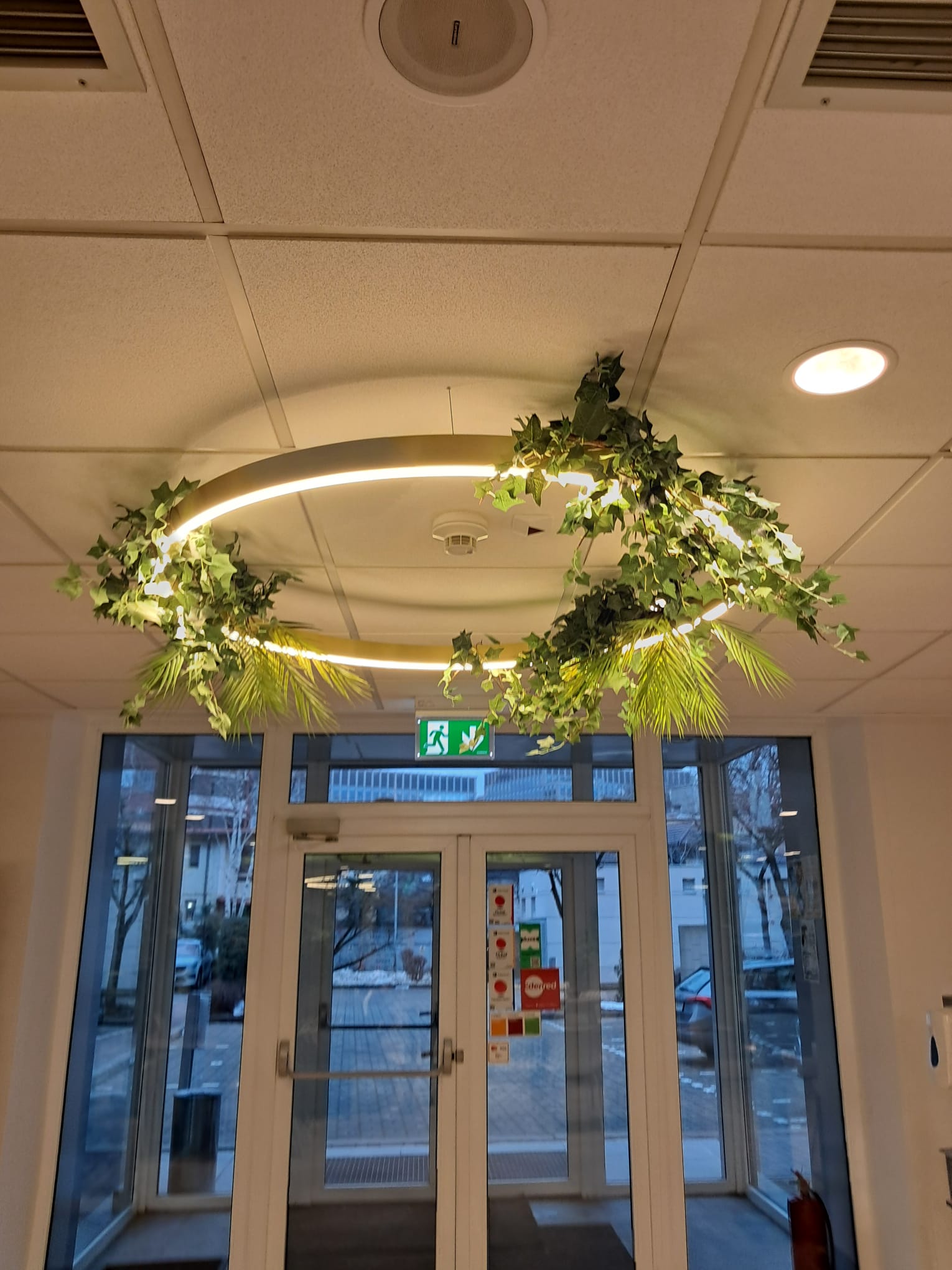 Jardiniere mari cu plante artificiale premium pentru delimitarea zonei de dining