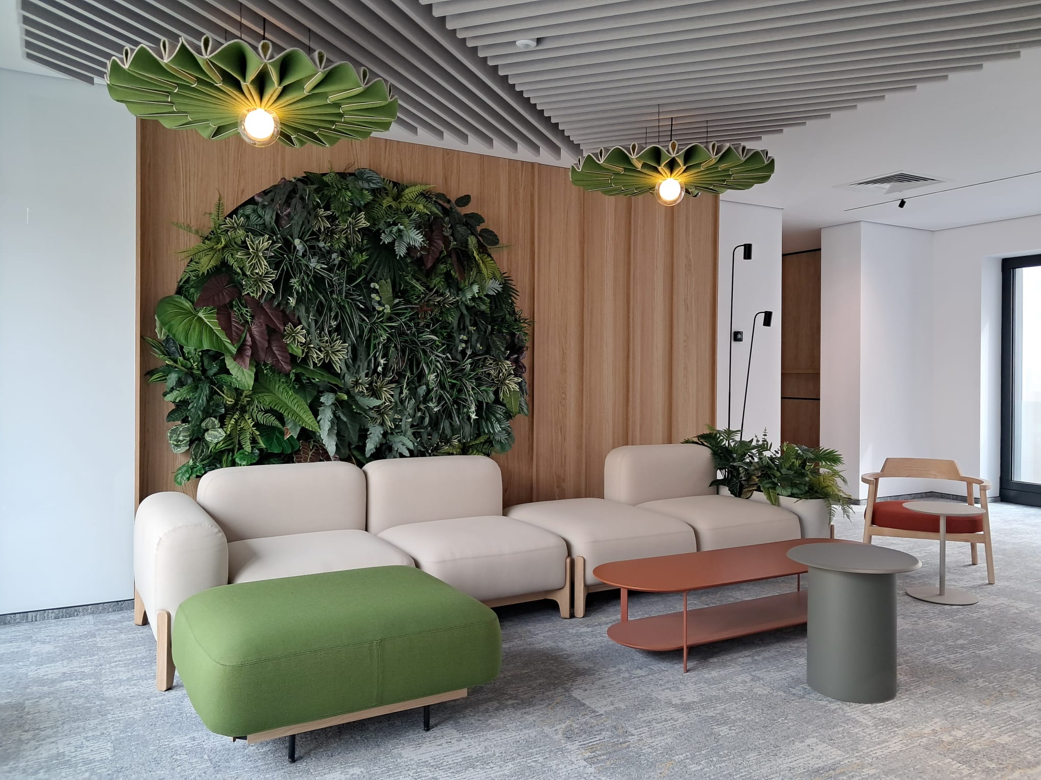 Aranjamente suspendate cu plante artificiale premium