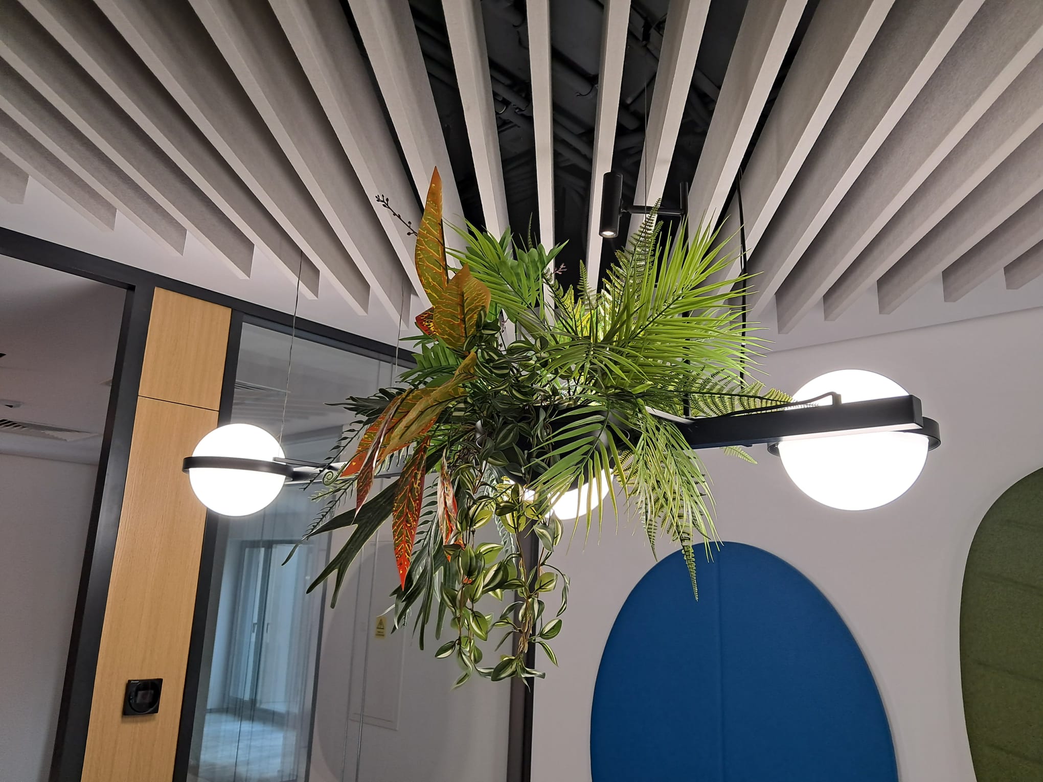 Perete decorativ realizat din plante artificiale premium