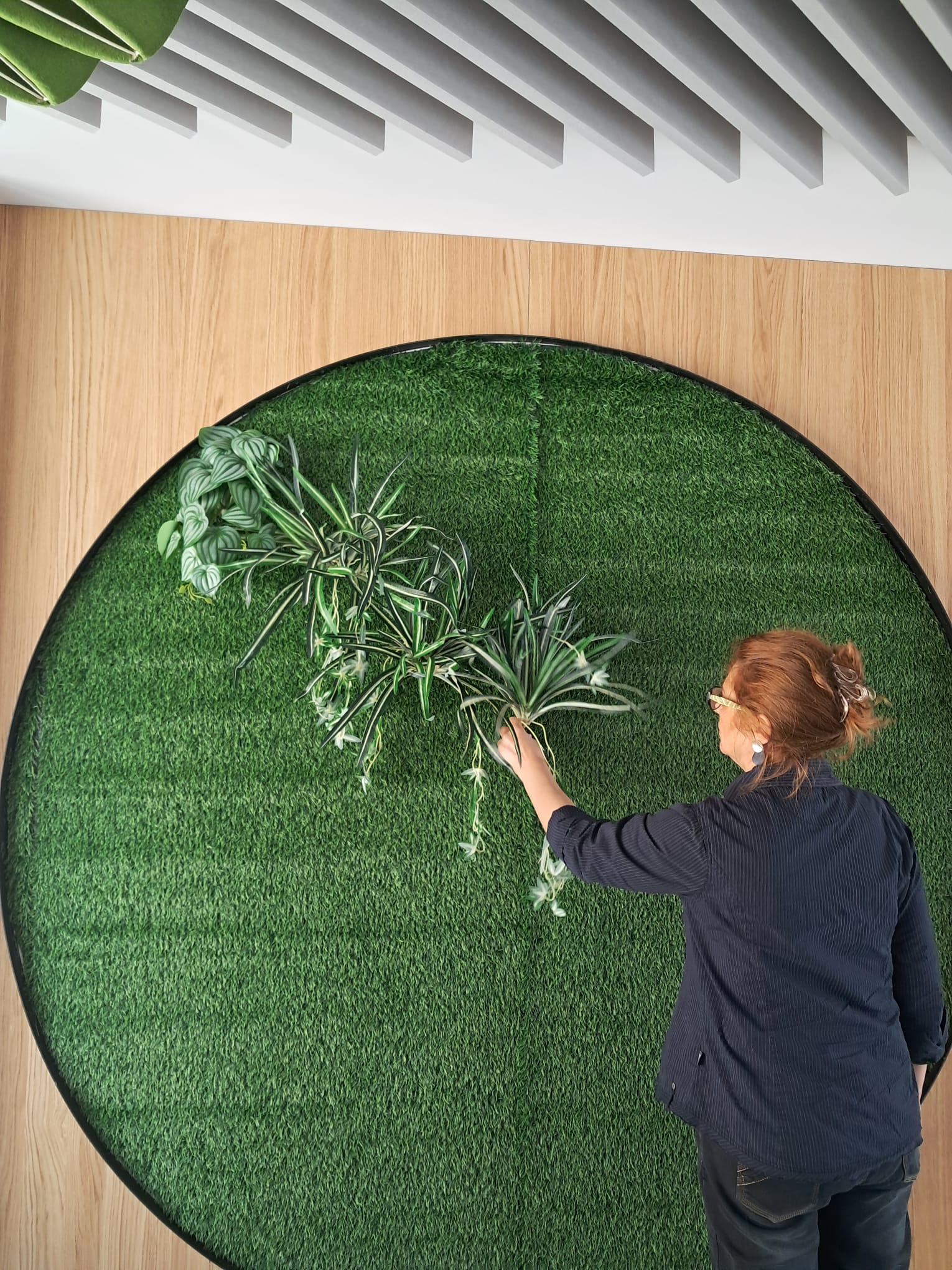 Montajul unui perete decorativ cu plante artificiale premium