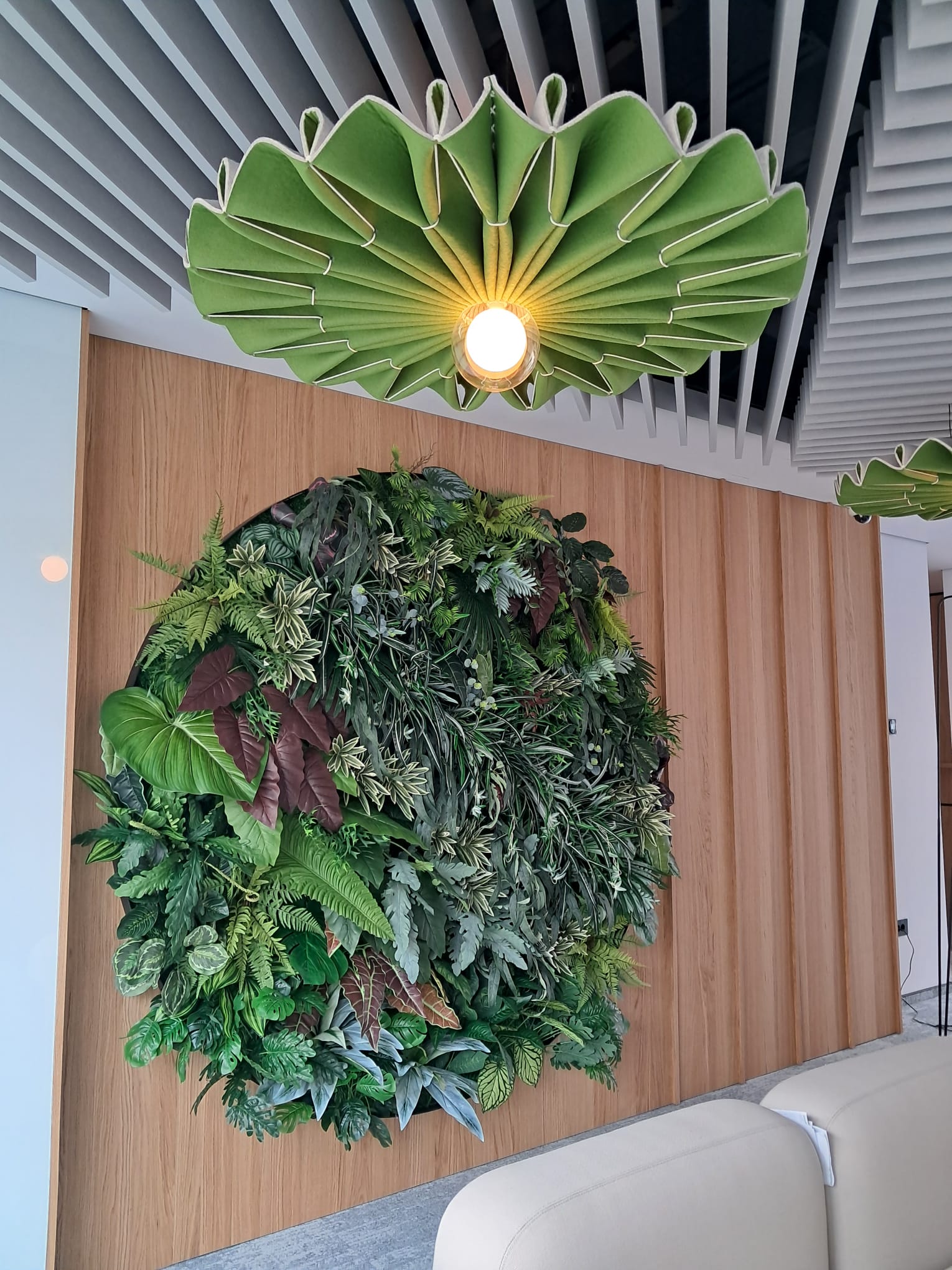 Perete decorativ finalizat cu plante artificiale premium